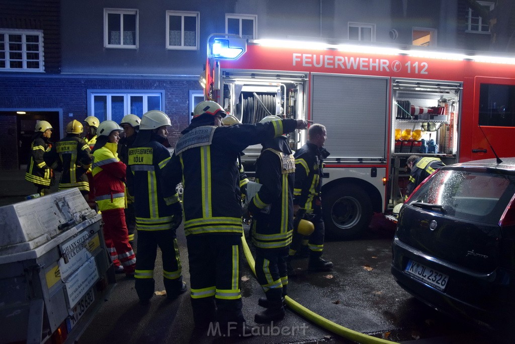 Feuer 2 Y durch Weihnachtsbaum  Koeln Ehrenfeld Alpenerstr P17.JPG - Miklos Laubert